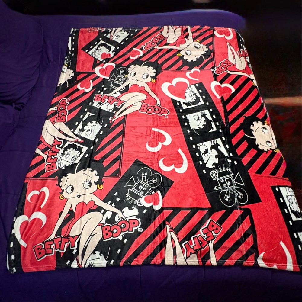 Betty Boop Red and Black Blanket - Picture 4 of 4